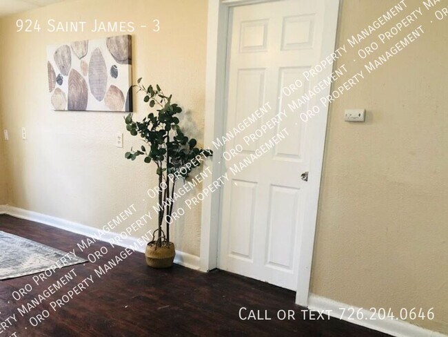 924 St James St in San Antonio, TX - Building Photo - Building Photo