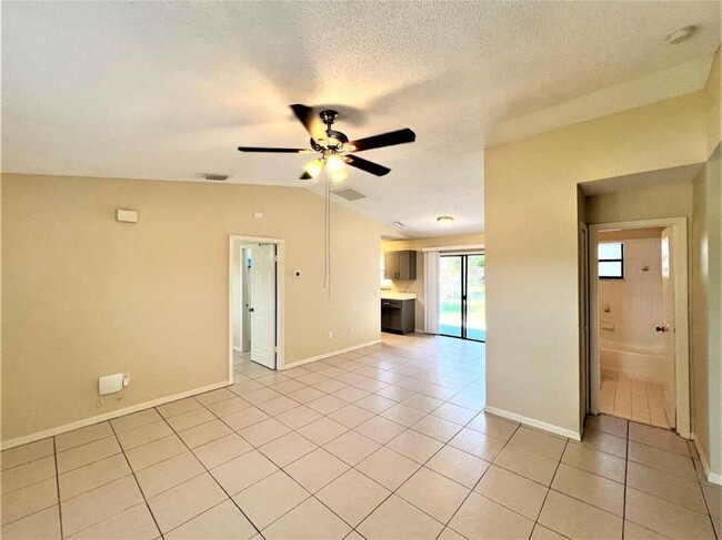 555 NW Conover St in Port St. Lucie, FL - Building Photo - Building Photo