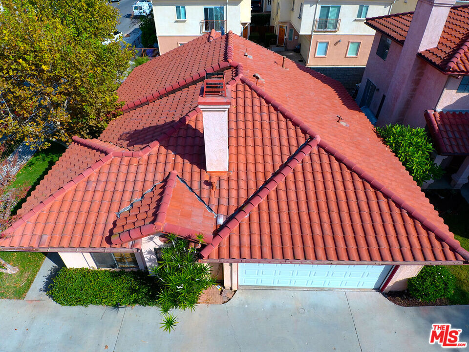 18352 Keswick St in Los Angeles, CA - Foto de edificio