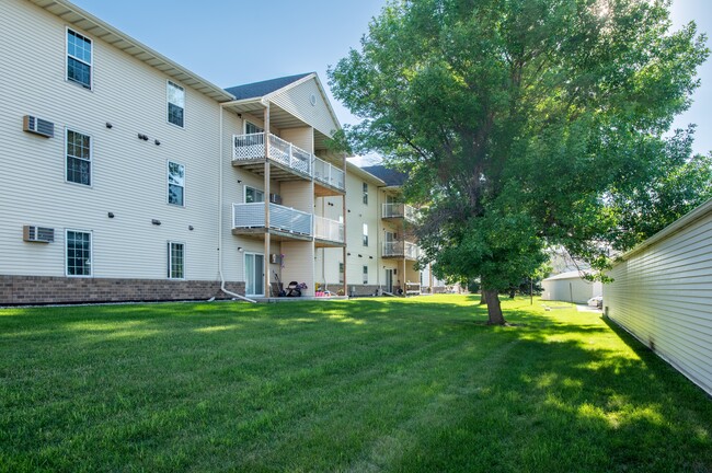 Bluemont Village Apartments in Fargo, ND - Foto de edificio - Building Photo