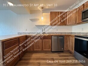 913 N Kalamazoo St in Paw Paw, MI - Building Photo - Building Photo