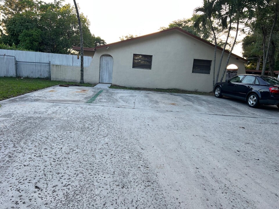 1871 Forest Ave in West Palm Beach, FL - Building Photo