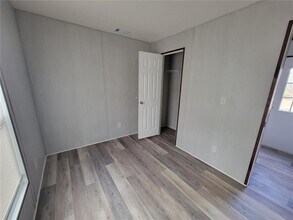 18303 SE 20th Pl in Silver Springs, FL - Building Photo - Building Photo