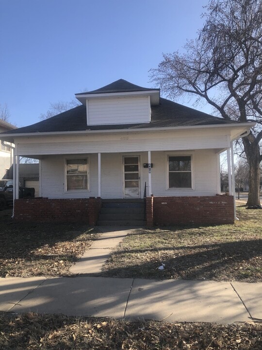 429 W 9th Ave in Hutchinson, KS - Building Photo