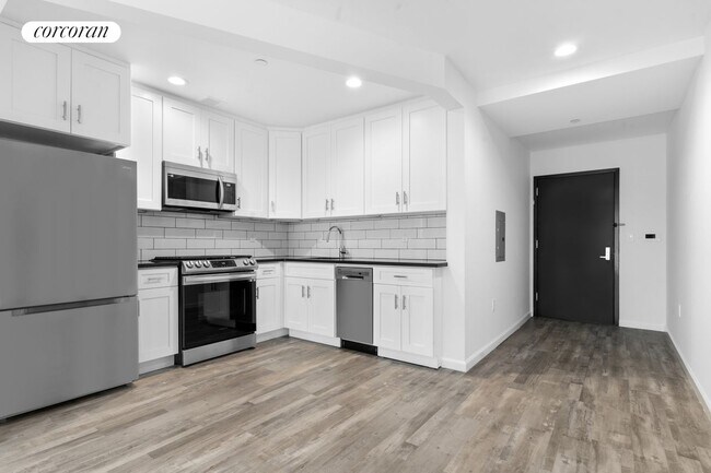 39-04 29th St in Queens, NY - Building Photo - Building Photo