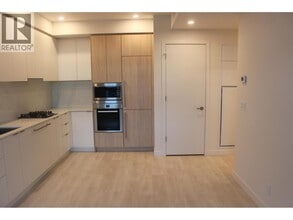 537 Cottonwood Ave in Coquitlam, BC - Building Photo - Building Photo