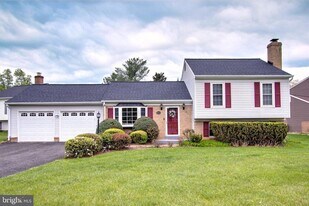 10200 McKean Ct, Unit 025 in Great Falls, VA - Building Photo
