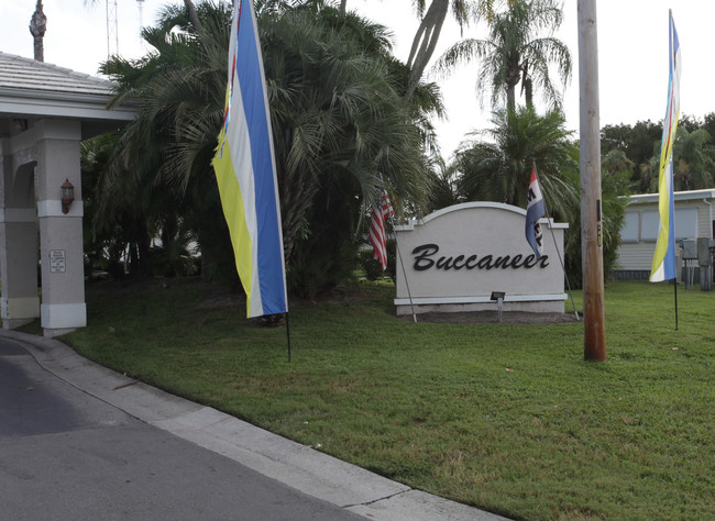 Buccaneer Estates in North Fort Myers, FL - Foto de edificio - Building Photo