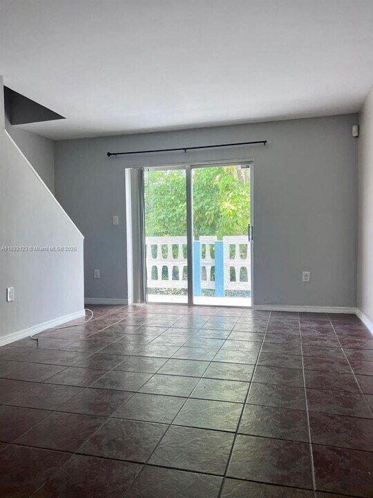7820 NE Bayshore Ct in Miami, FL - Building Photo