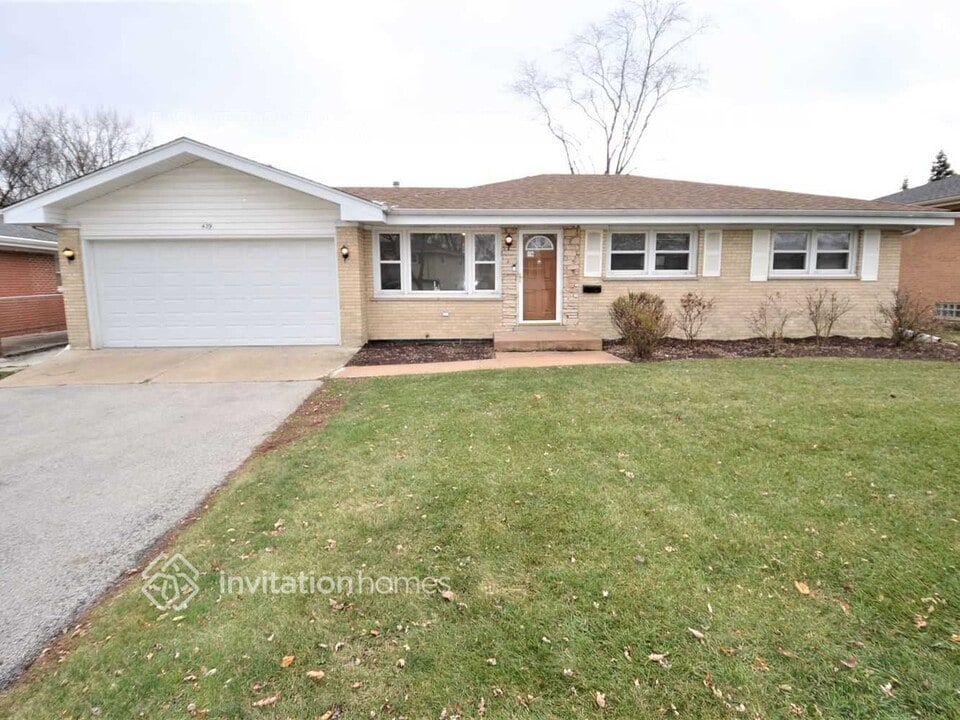 439 W Lake Park Dr in Addison, IL - Building Photo