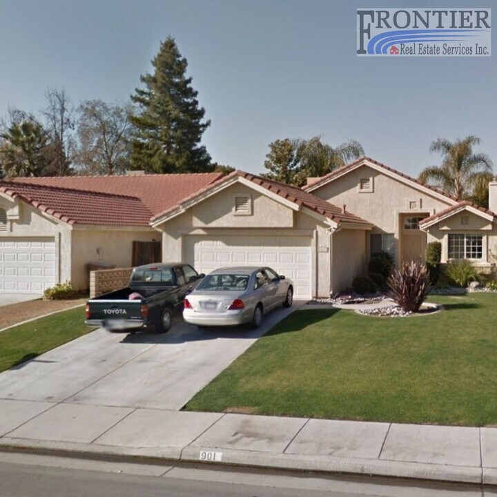 901 Sand Creek Dr in Bakersfield, CA - Building Photo