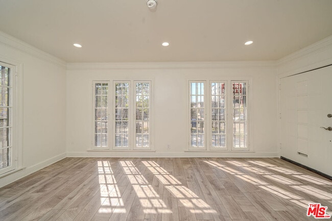 property at 734 S Gramercy Pl