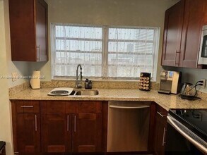 1817 S Ocean Dr in Hallandale Beach, FL - Building Photo - Building Photo