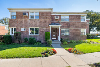 Holliswood Gardens in Hollis, NY - Building Photo - Building Photo