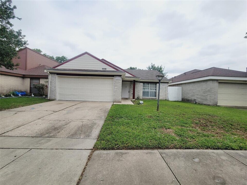 11110 High Star Dr in Houston, TX - Building Photo