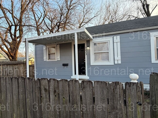 property at 1423 E Lincoln St