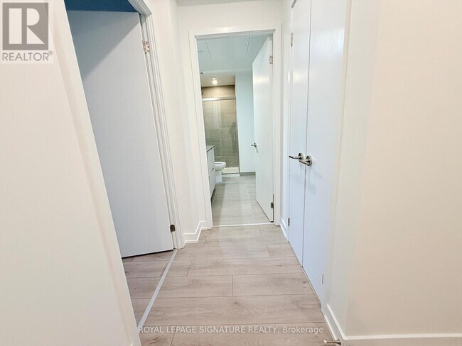 1 Fairview Rd E in Mississauga, ON - Building Photo - Building Photo