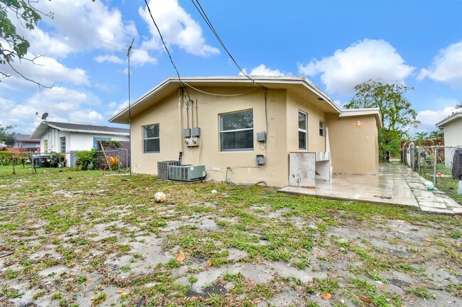 3632 SW 14th St in Fort Lauderdale, FL - Building Photo - Building Photo