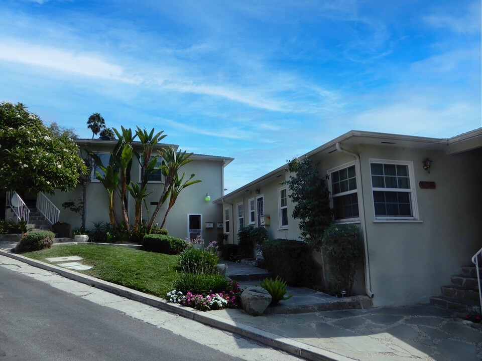 4264 Holly Knoll Dr in Los Angeles, CA - Building Photo