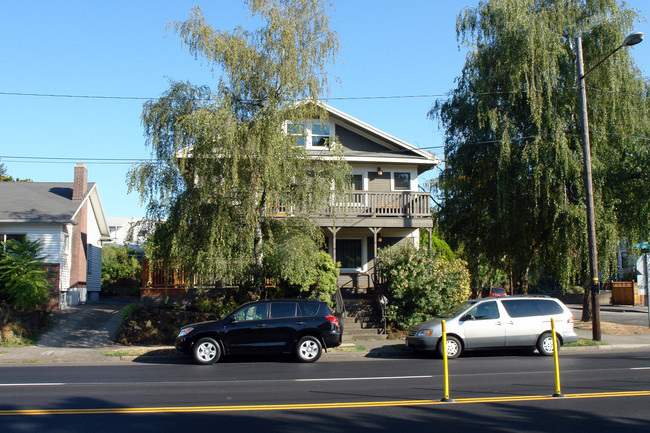 3583 NE Broadway St in Portland, OR - Building Photo - Building Photo