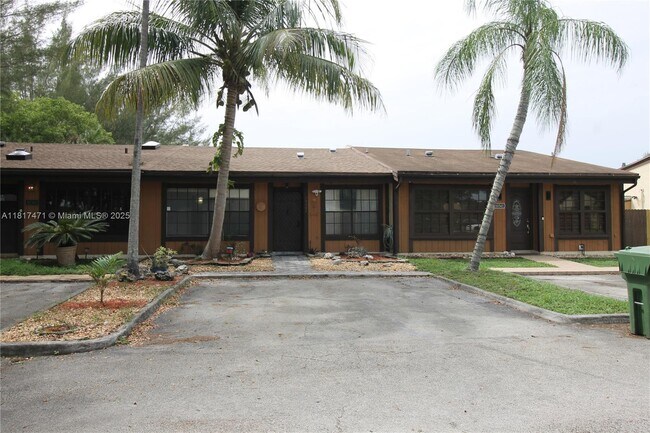 10351 Juniper Ct in Pembroke Pines, FL - Building Photo - Building Photo