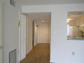 5236 Lake Village Dr in Sarasota, FL - Building Photo - Building Photo