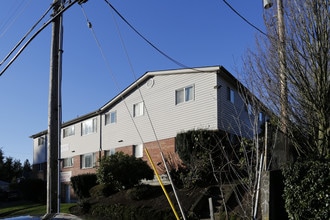 The Oak Tree Apartments in Portland, OR - Building Photo - Building Photo