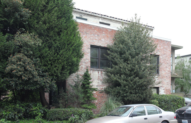 Lombardi Court Apartments in Seattle, WA - Building Photo - Building Photo