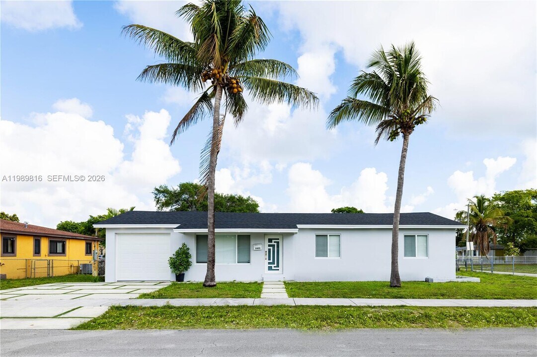 2455 Wiley Ct in Hollywood, FL - Building Photo
