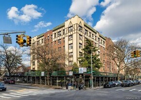 115-25 Metropolitan Ave in Queens, NY - Building Photo