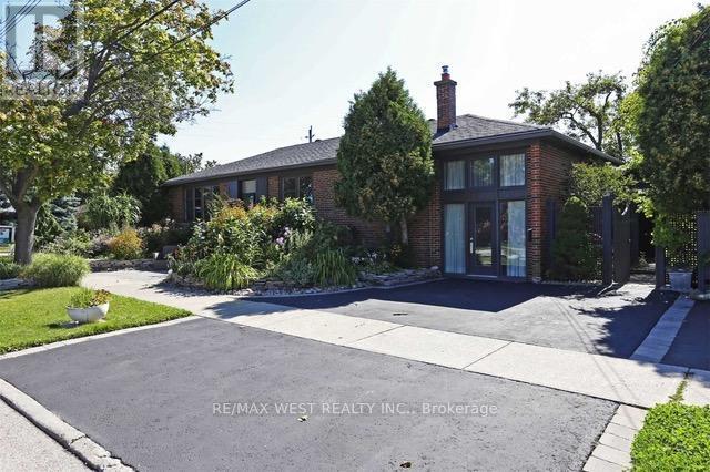 5 Fenley Dr in Toronto, ON - Building Photo