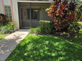 413 Lakeview Dr in Weston, FL - Building Photo
