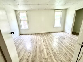 27 Milton Ave, Unit 1 in Amsterdam, NY - Building Photo - Building Photo