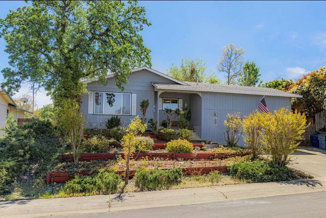 3777 Lake Forest Dr in Redding, CA - Building Photo