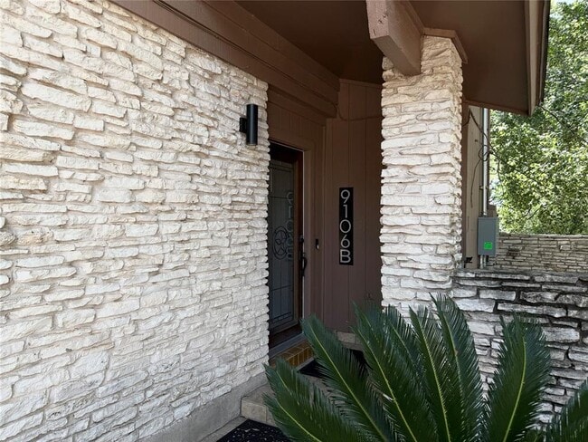 9106 Rockcrest Cir in Austin, TX - Foto de edificio - Building Photo