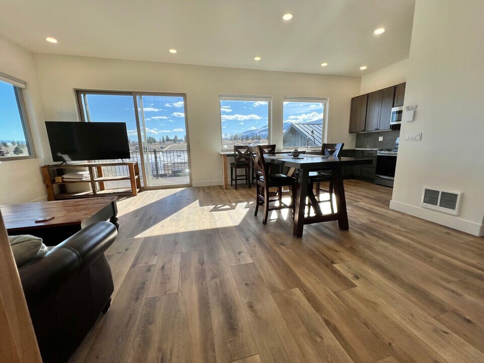 516 Bourne Ln in Victor, MT - Foto de edificio
