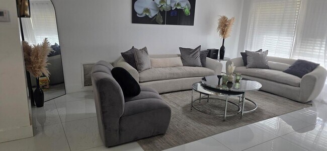 896 SW 64th Ter, Unit 896 in North Lauderdale, FL - Foto de edificio - Building Photo