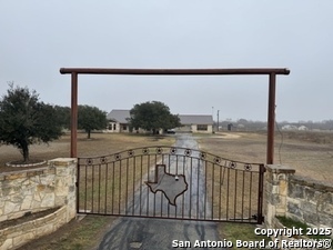 998 Abbott Rd in Saint Hedwig, TX - Building Photo