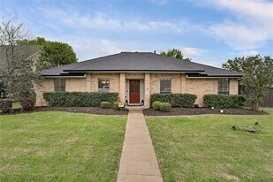 2600 Summertree Dr in Carrollton, TX - Building Photo