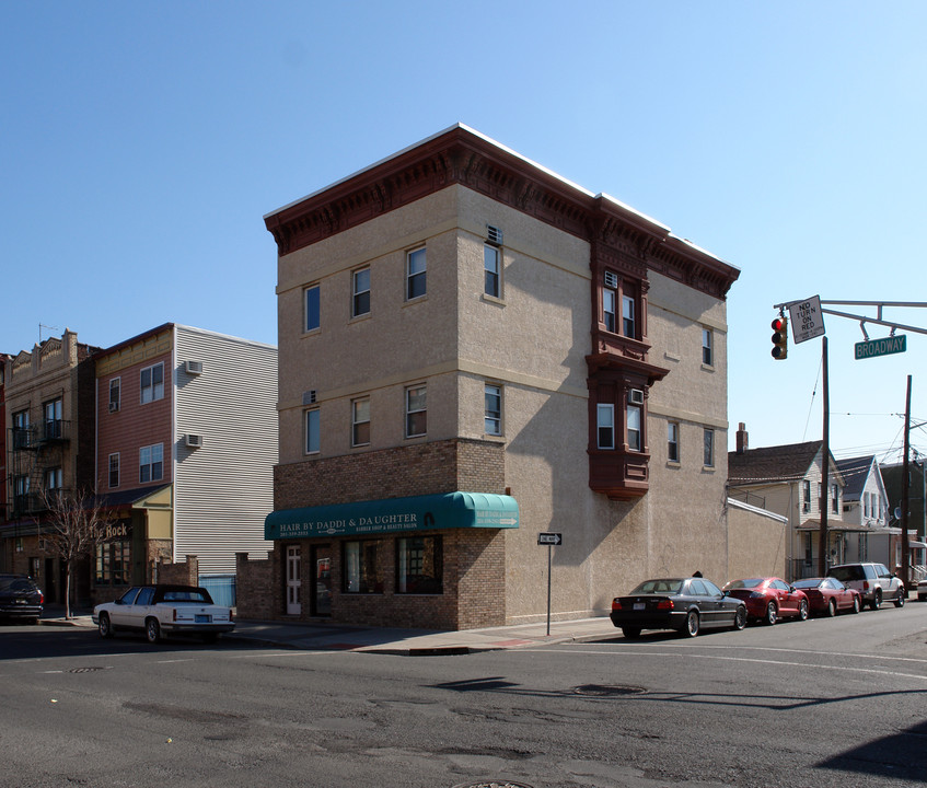 202 Broadway in Bayonne, NJ - Building Photo