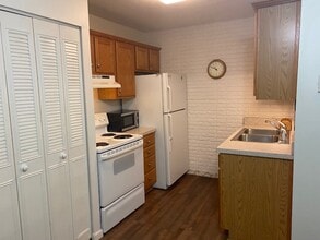 4012 DuPont Cir, Unit 308 in St Matthews, KY - Building Photo - Building Photo