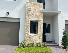 1510 Pioneer Way in Royal Palm Beach, FL - Building Photo - Building Photo