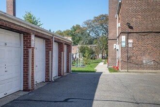 1511 Independence Ave in Brooklyn, NY - Foto de edificio - Building Photo