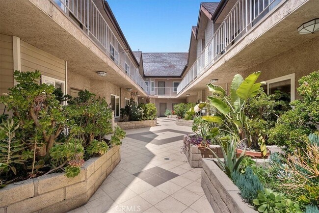 14937 Dickens St in Los Angeles, CA - Building Photo - Building Photo