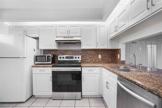 109 Lake Emerald Dr in Oakland Park, FL - Building Photo - Building Photo