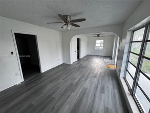 4254 NW 201st St in Miami Gardens, FL - Foto de edificio - Building Photo