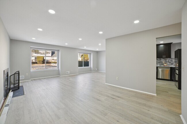 11 Freedom Ct in Montville, NJ - Foto de edificio - Building Photo