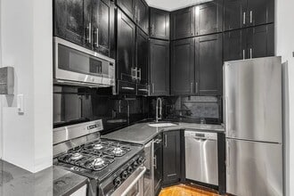 562 Hudson St in New York, NY - Building Photo - Building Photo