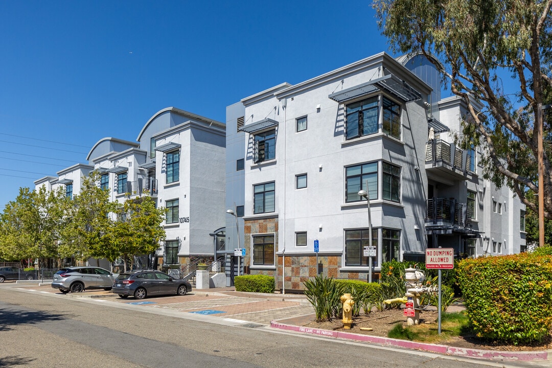 10745 N De Anza Blvd in Cupertino, CA - Building Photo