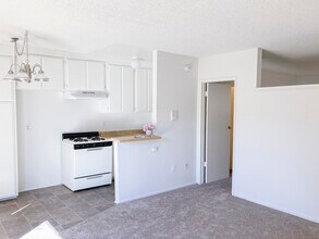 Woodman Court in Van Nuys, CA - Foto de edificio - Building Photo